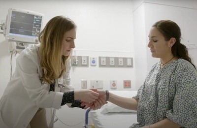 Кодирование Аквилонг в Абдулино Врач держит пациентку за руку