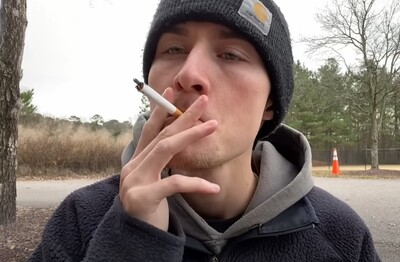 Лечение зависимости от табакокурения в Абдулино Мужчина с сигаретой делает затяжку