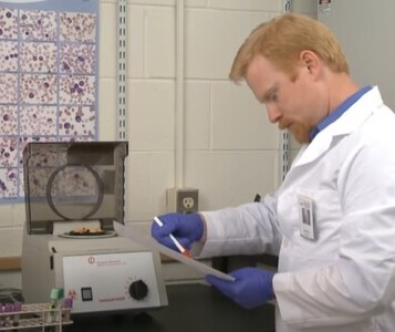 Клиника лечения наркозависимости в Абдулино Врач в кабинете клиники