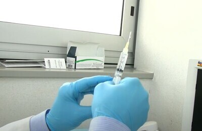 Проведение кодирования Вивитролом в Абдулино Шприц с Вивитролом в руках у врача